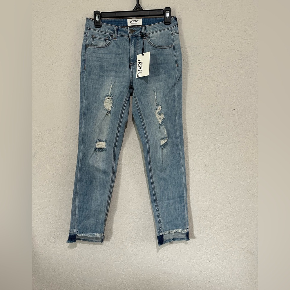 EVIDNT Los Angeles Blue Ankle Jeans with Distressed Details and Tapered Legs